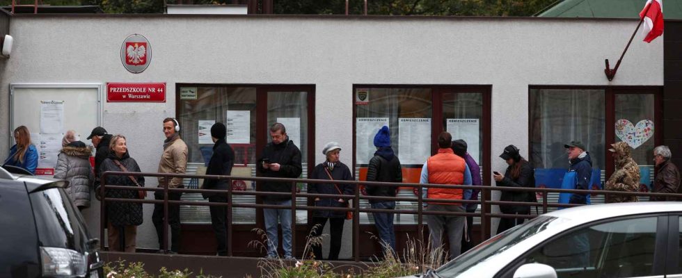 Une alerte a la bombe force levacuation de trois bureaux