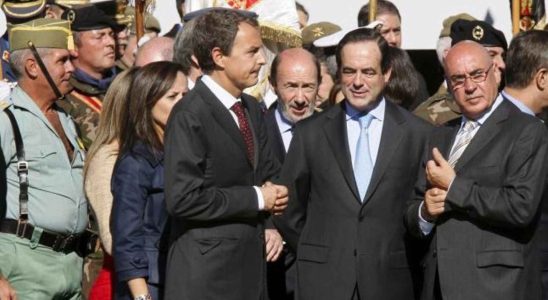 huees a Zapatero et Sanchez et snobe au roi