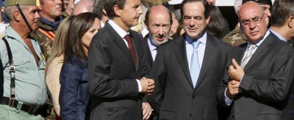 huees a Zapatero et Sanchez et snobe au roi