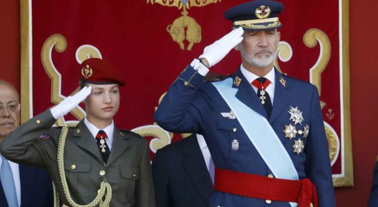 le detail de son uniforme de gala et son nouveau