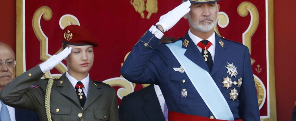 le detail de son uniforme de gala et son nouveau