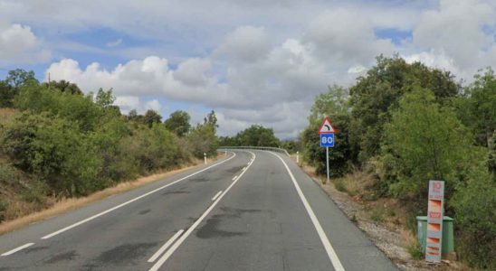 une voiture a traverse dans la voie opposee