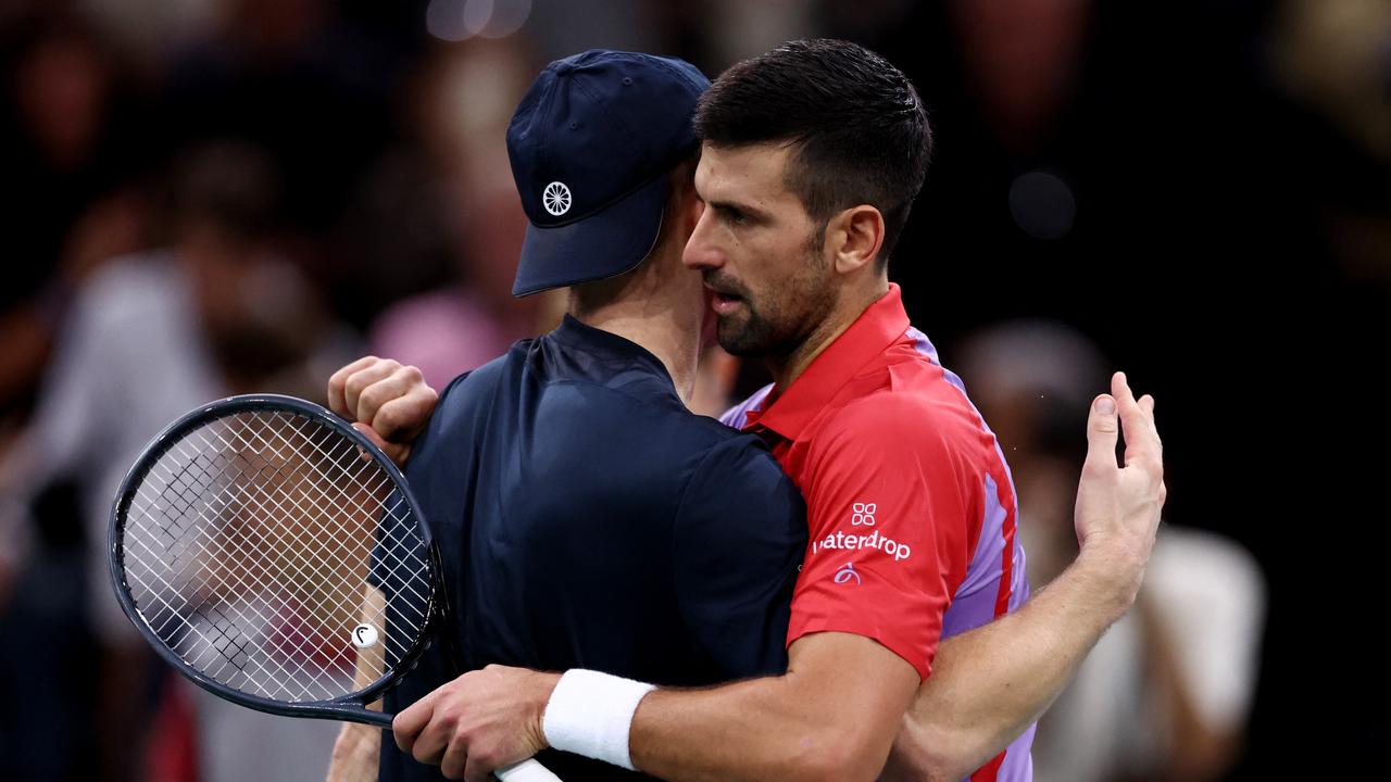 Beeld uit video: Djokovic haalt beslissende punt binnen tegen sterke Griekspoor