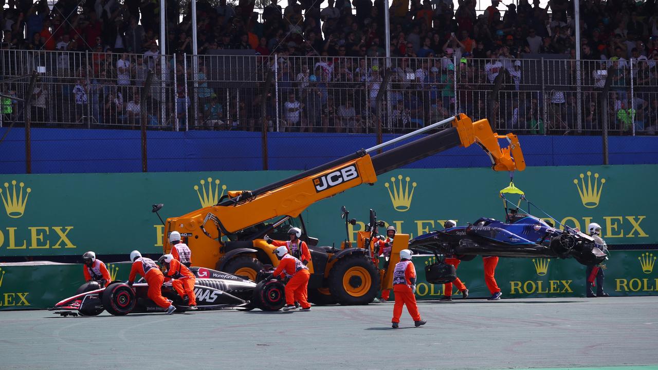 Beeld uit video: Albon en Magnussen crashen bij start GP São Paulo