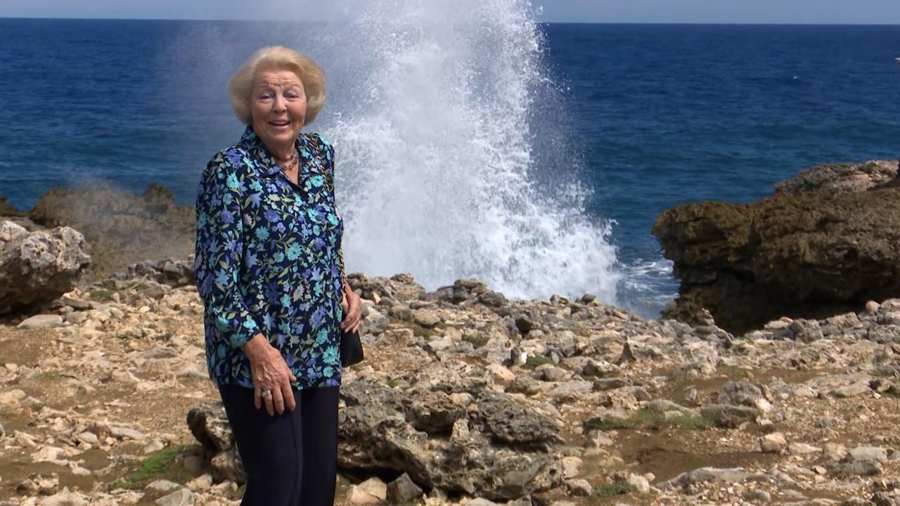 Beeld uit video: Grote golf duikt op achter prinses Beatrix tijdens bezoek aan Curaçao