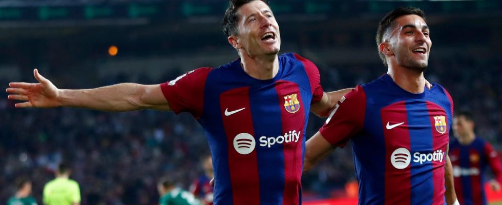 Barcelone bat Alaves grace aux premiers buts de Lewandowski depuis