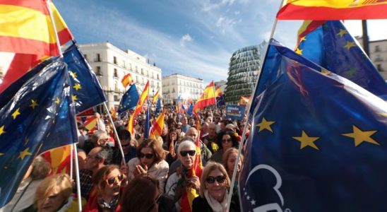 Des dizaines de milliers de personnes se rassemblent a Madrid