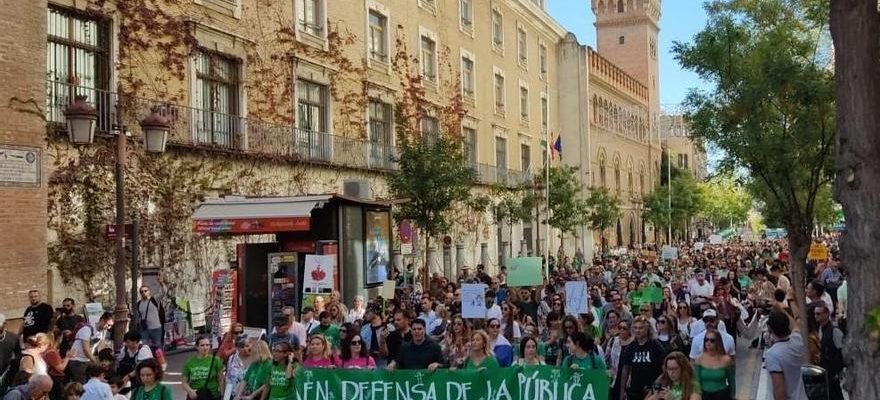 Des milliers de personnes defilent a Seville et a Malaga