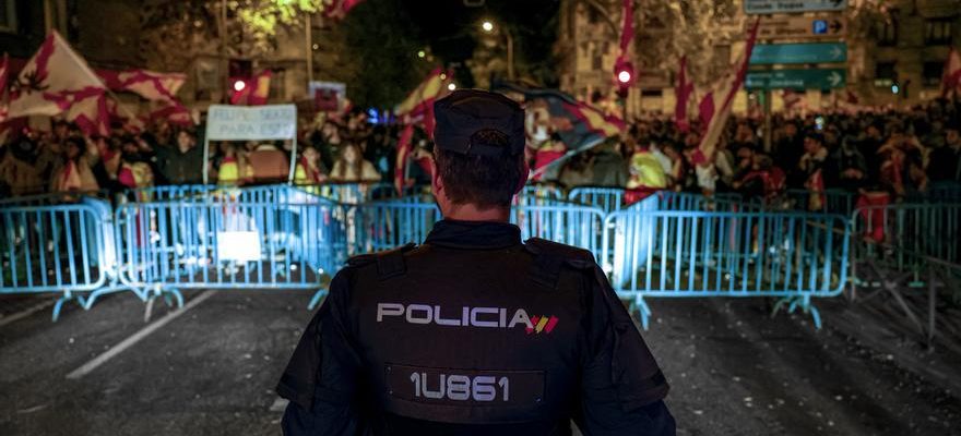 Dixieme nuit consecutive de manifestations au siege du PSOE a