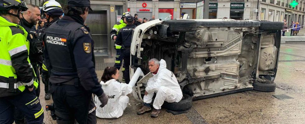 Greenpeace renverse une voiture a la Puerta del Sol lors