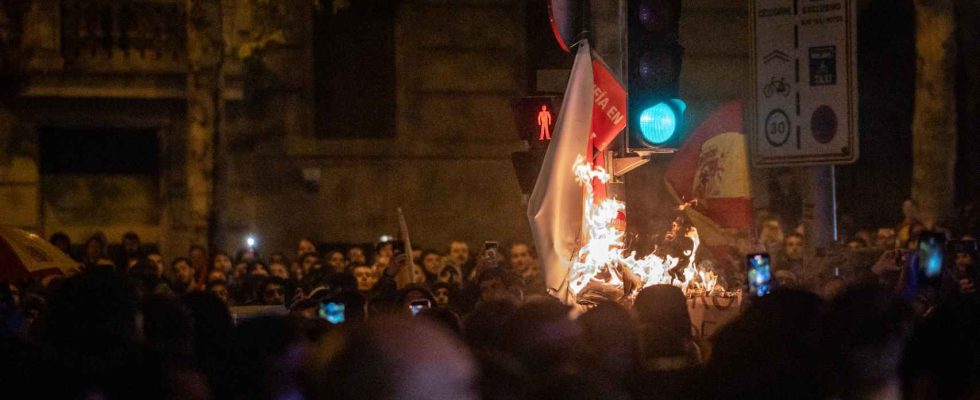 Huitieme nuit de protestation avec 4000 manifestants a Ferraz et