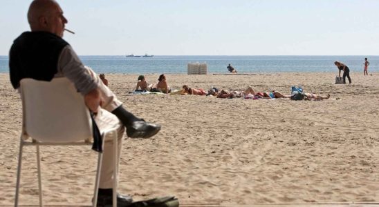 La France interdira de fumer sur les plages les parcs