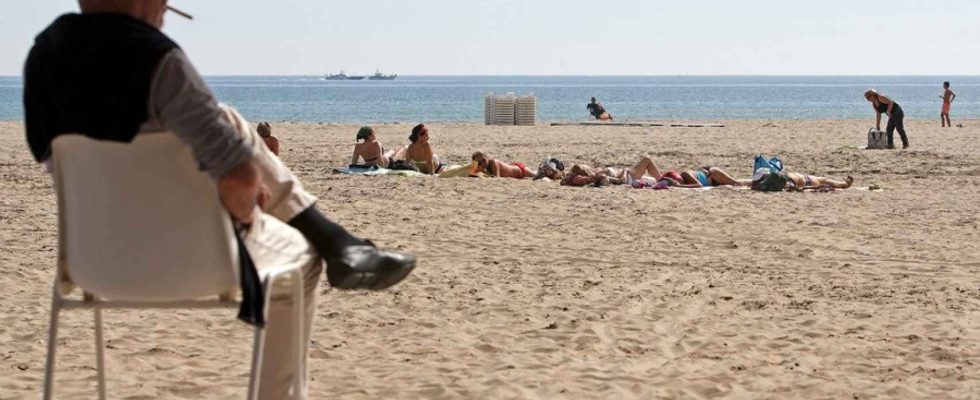 La France interdira de fumer sur les plages les parcs