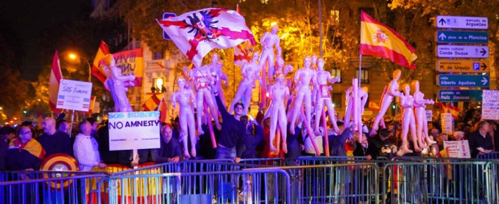 La manifestation de Ferraz est remplie de poupees gonflables contre