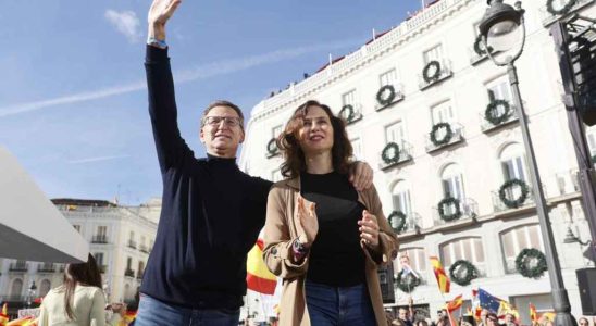 La plus grande manifestation de la democratie contre linvestiture dun