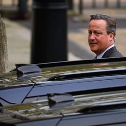 Lancien Premier ministre britannique Cameron debute son mandat ministeriel avec