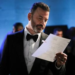 Lanimateur de talk show Jimmy Kimmel presente les Oscars pour la