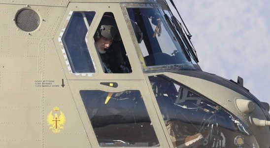 Le Roi aux commandes dun helicoptere Chinook en vol tactique