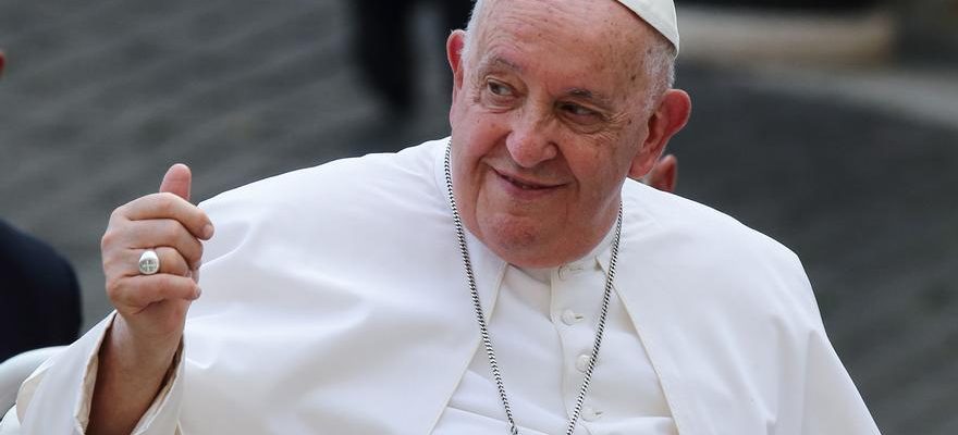 Le pape Francois contraint de suspendre un discours pour raisons