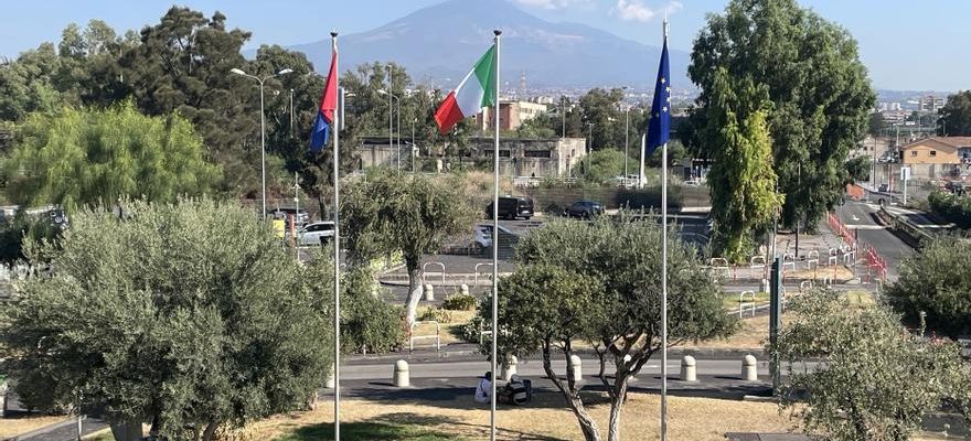 Le volcan Etna crache de la lave et des cendres