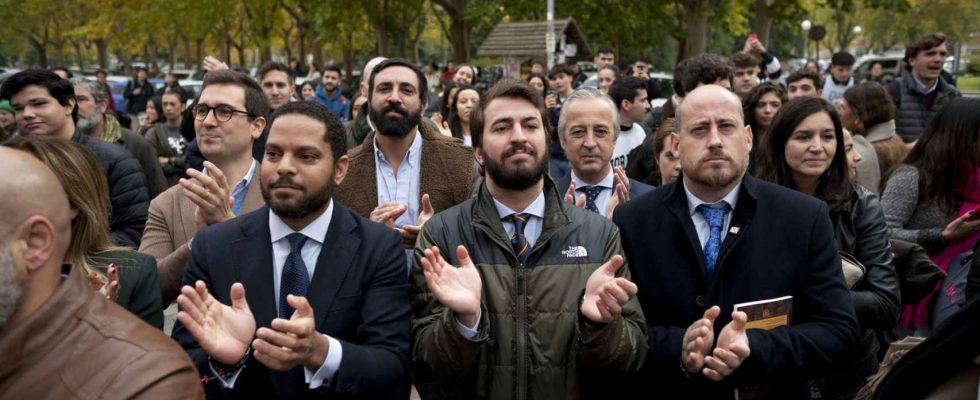 Lequipe de Vox accompagne la Revolte au Complutense pour protester