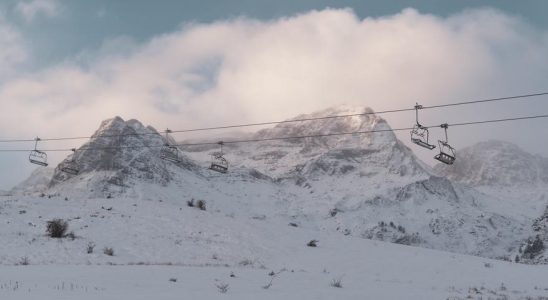 Les Pyrenees collectent la neige et le ski espere avancer