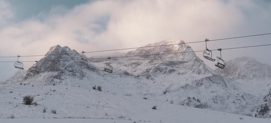 Les Pyrenees collectent la neige et le ski espere avancer