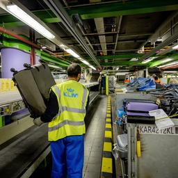 Les bagagistes des aeroports recoivent plus de 30 pour cent