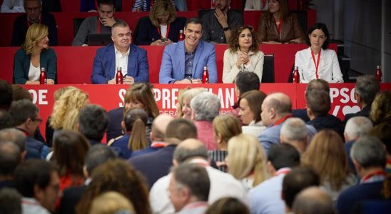 Les bases du PSOE soutiennent les negociations pour linvestiture de