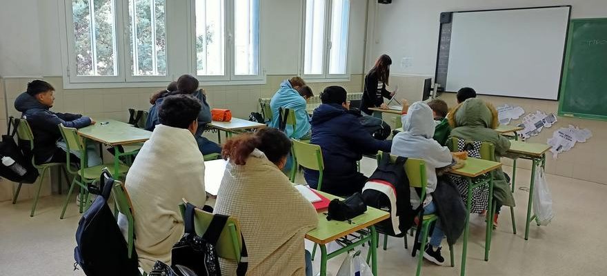 Les etudiants de lIES Gudar Javalambre protestent contre le froid dans