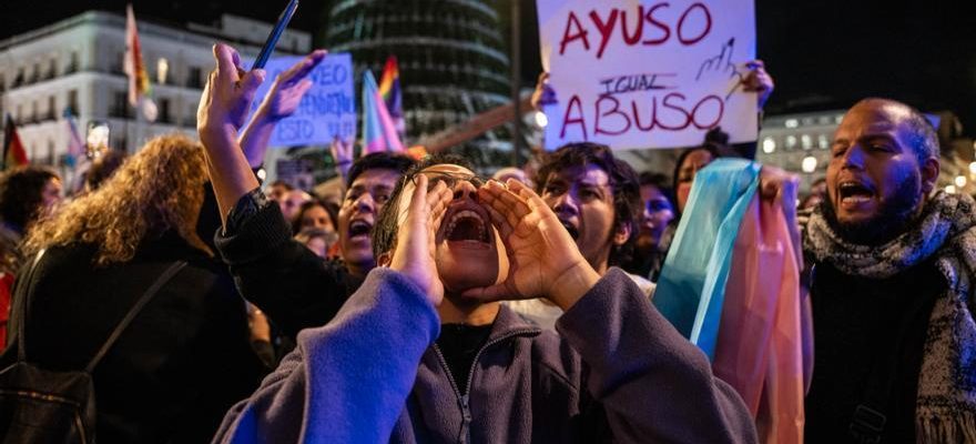 Manifestation a la Puerta del Sol contre lintention dIsabel Diaz