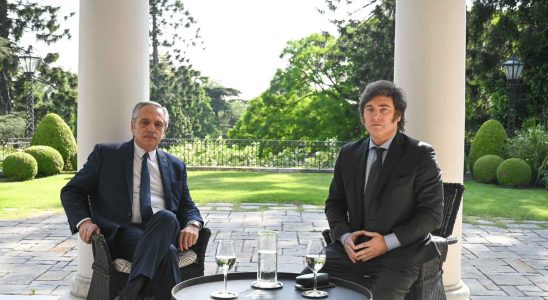 Milei rencontre lactuel president Alberto Fernandez pour entamer le transfert