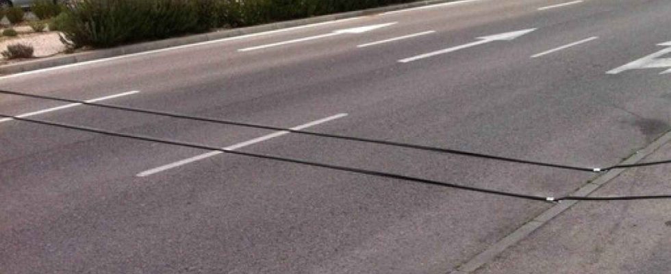 Quels sont les cables noirs qui apparaissent sur les routes