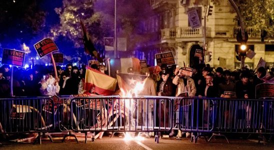 Quinzieme nuit de manifestations devant le siege du PSOE a