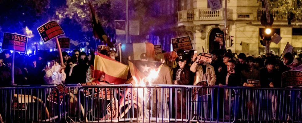 Quinzieme nuit de manifestations devant le siege du PSOE a