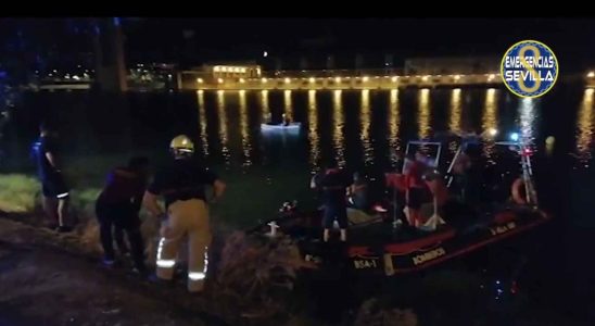 Trois hommes sautent dans le fleuve Guadalquivir et un autre