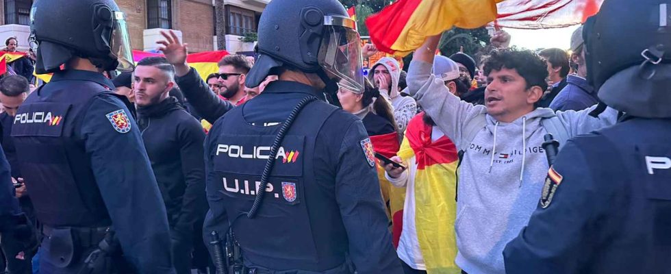 Un millier de personnes reprochent lamnistie a Pedro Sanchez lorsquil