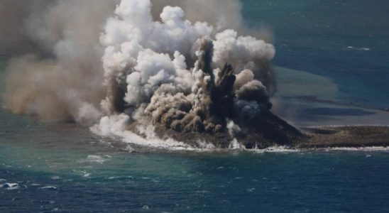 Une puissante eruption dun volcan sous marin provoque lemergence dune ile