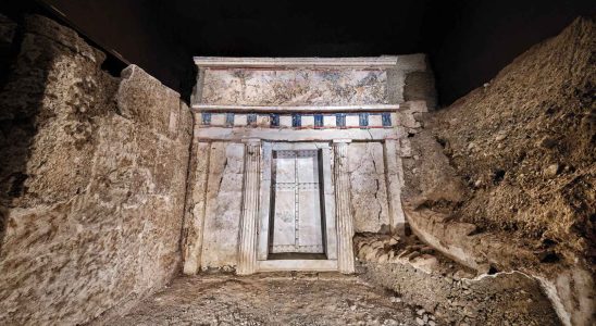 surprise devant les tombeaux royaux macedoniens