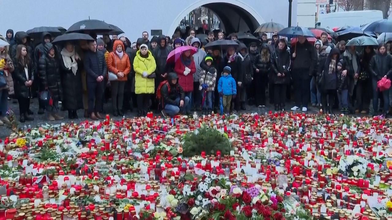 Beeld uit video: Praag eert slachtoffers schietpartij met plein vol kaarsen