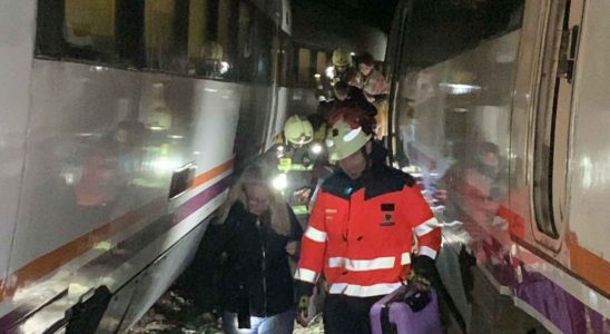 200 personnes evacuees apres la collision de deux trains dans