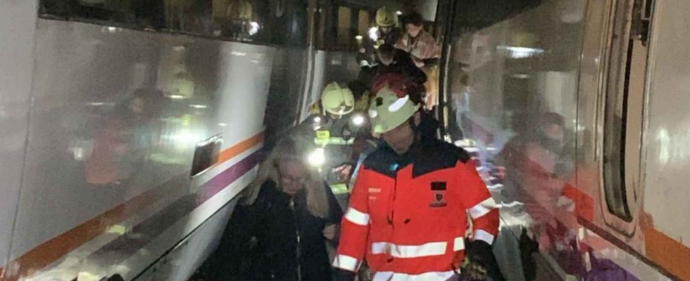 200 personnes evacuees apres la collision de deux trains dans