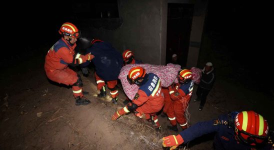 Au moins 111 morts dans un seisme a Gansu dans
