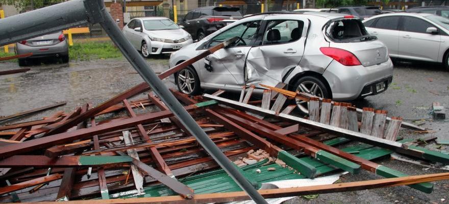 Au moins 13 personnes meurent apres leffondrement dun toit en