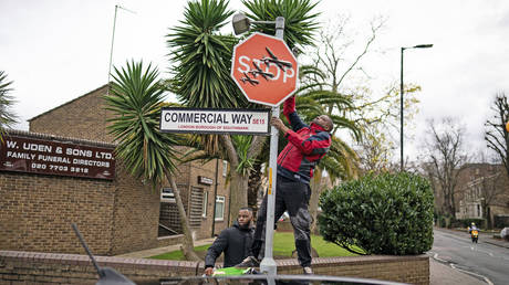 Banksy vole dans une rue de Londres VIDEO — Culture