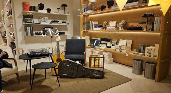 Ce sont les guitares quAlhambra dAlicante fabrique pour Zara Home