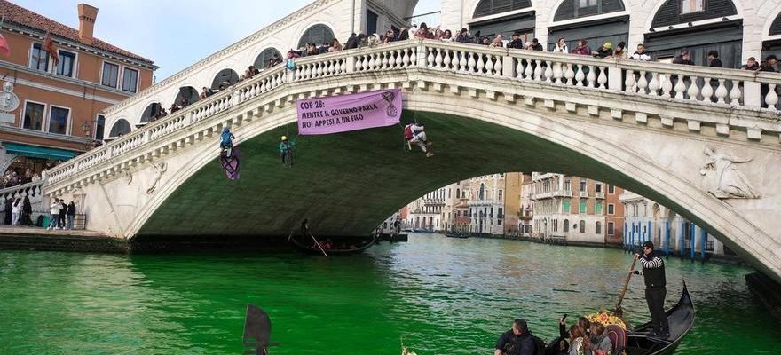 Des militants pour le climat teignent le Grand Canal de