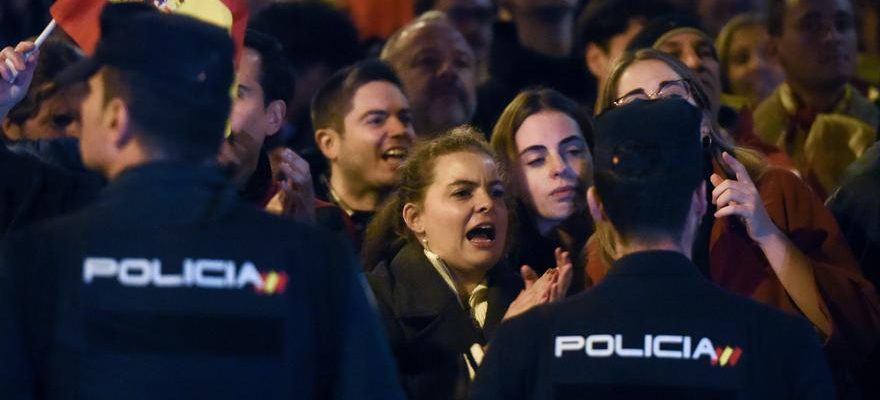 Environ 200 personnes manifestent a Ferraz contre lamnistie lors de