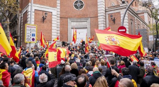 Environ 500 personnes manifestent devant le siege du PSOE a
