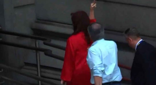Fernandez de Kirchner repond avec un peigne aux huees contre